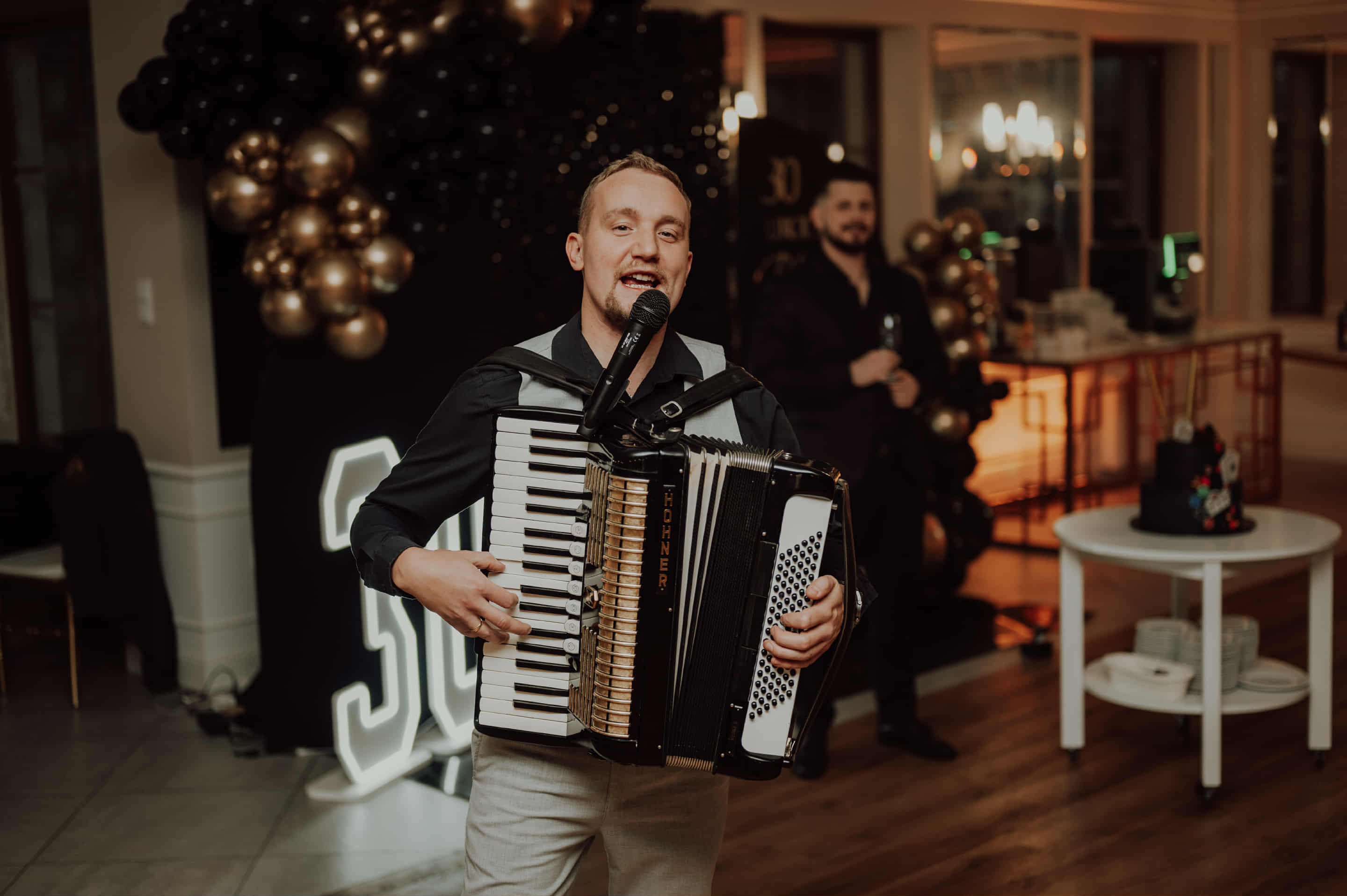 DJ Akord uśmiechnięty przy konsolecie