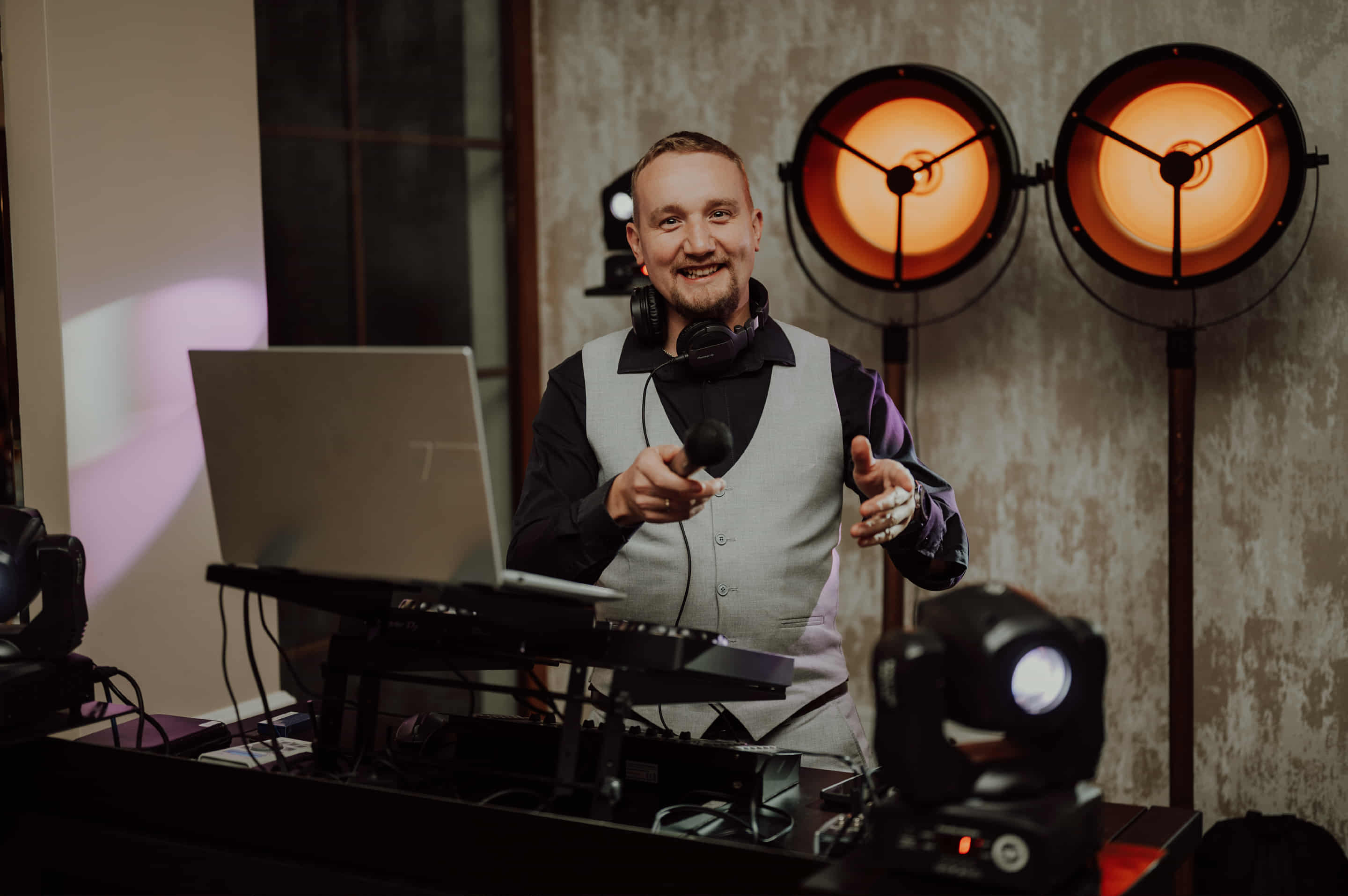 Czarno‑złoty detal DJ Akord